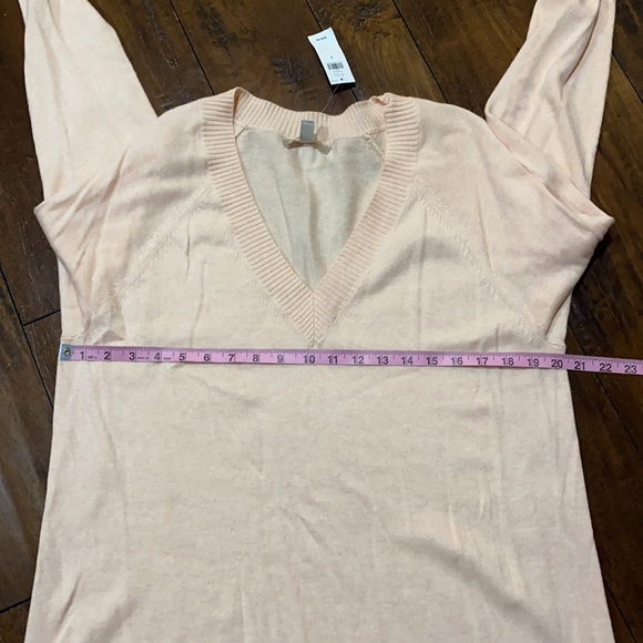 NWT Banana Republic V Neck Lightweight Sweater - Picture 4 of 9